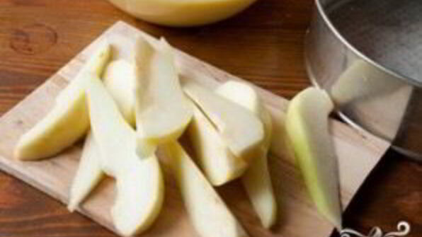 шарлотка с грушей