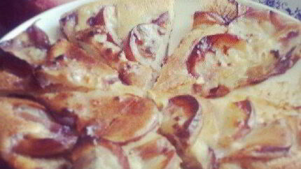 Шарлотка с инжирными персиками