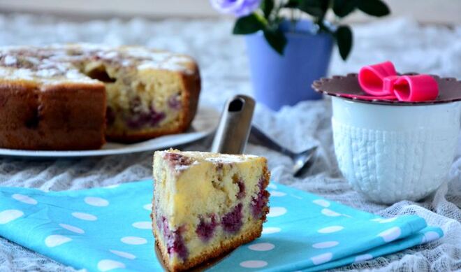 Шарлотка с малиной из мультиварки