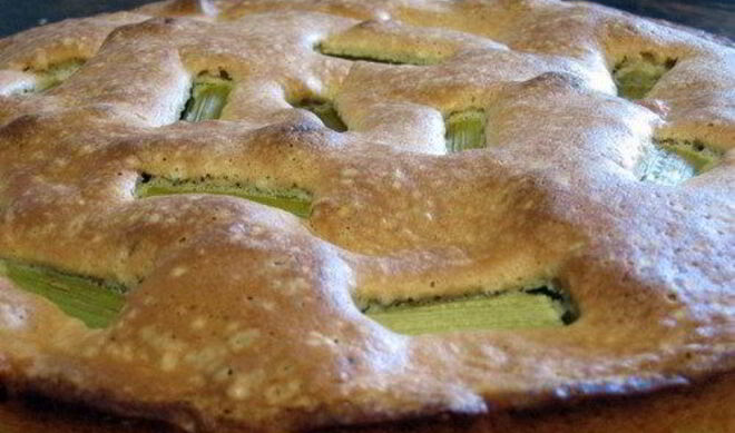 Шарлотка с ревенем