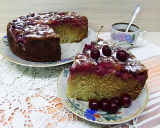 Шарлотка с вишней и яблоками на простокваше