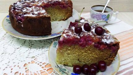 Шарлотка с вишней и яблоками на простокваше