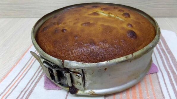 шарлотка с вишней и яблоками на простокваше