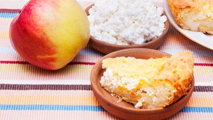 Шарлотка с яблоками и творогом