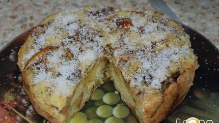 Шарлотка с яблоками, изюмом и корицей