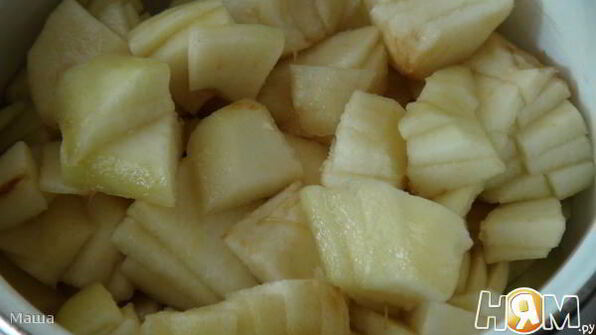 шарлотка с яблоками, изюмом и корицей