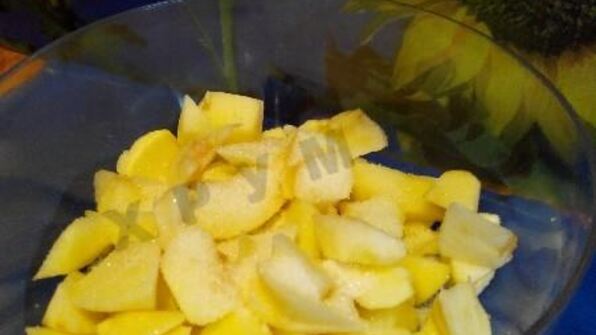 шарлотка с яблоками в мультиварке с манкой