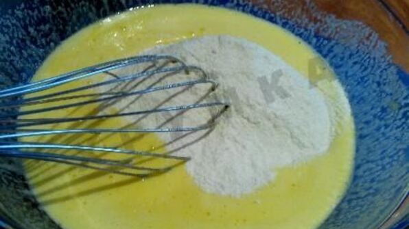 шарлотка с яблоками в мультиварке с манкой