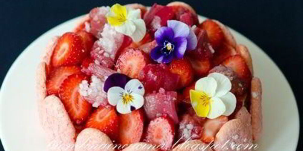 Рецепт шарлотки с запеченным ревенем, баварским фисташковым кремом и клубникой