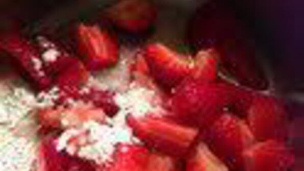 шарлотка с запеченным ревенем, баварским фисташковым кремом и клубникой