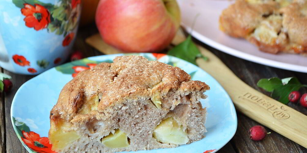 Рецепт шоколадной шарлотки с яблоками