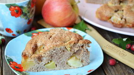 Шоколадная шарлотка с яблоками