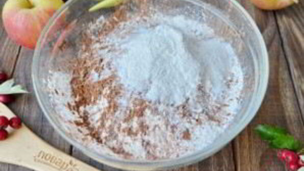 шоколадная шарлотка с яблоками