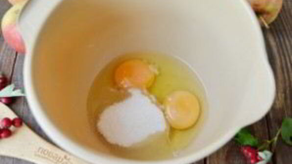 шоколадная шарлотка с яблоками