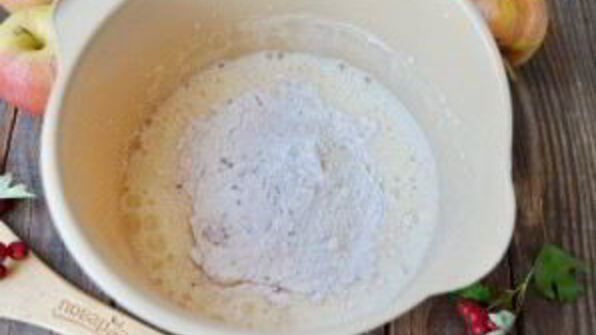 шоколадная шарлотка с яблоками