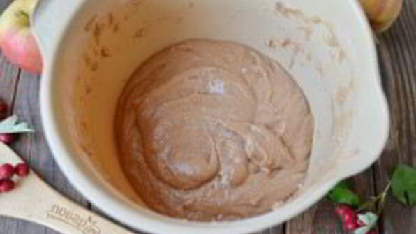 шоколадная шарлотка с яблоками