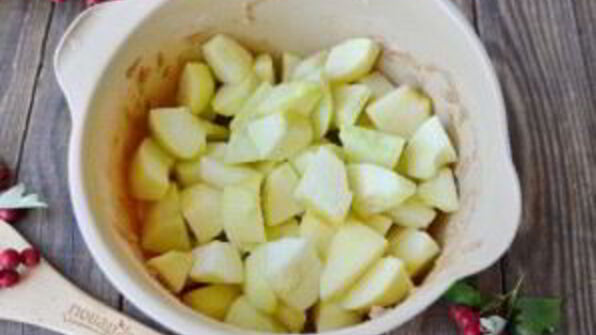 шоколадная шарлотка с яблоками