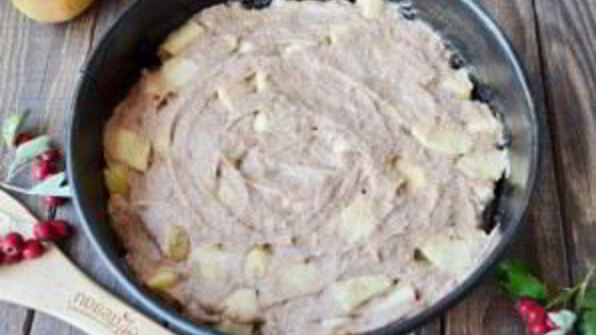 шоколадная шарлотка с яблоками