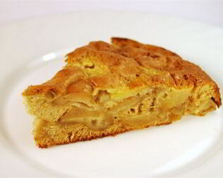 Сметанная шарлотка с яблоками и грецкими орехами