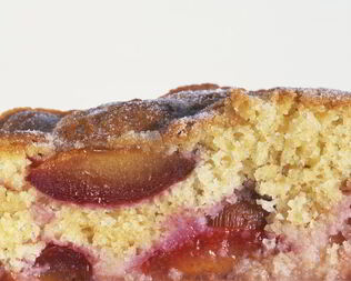 Вкусная шарлотка со сливами