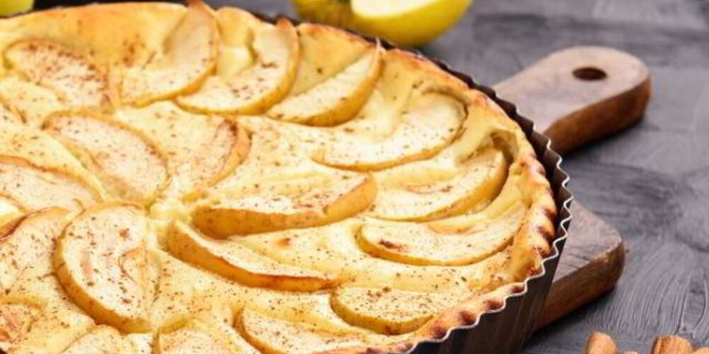 Рецепт яблочной шарлотки на сметане с черносливом