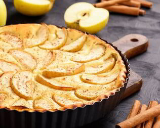 Яблочная шарлотка на сметане с черносливом