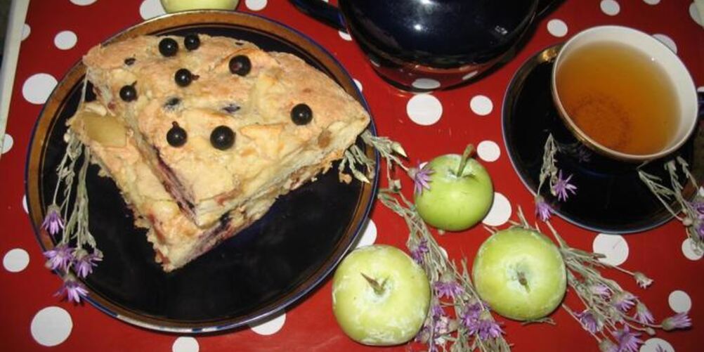 Рецепт яблочной шарлотки с черной смородиной