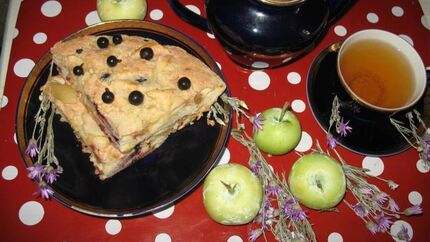 Яблочная шарлотка с черной смородиной