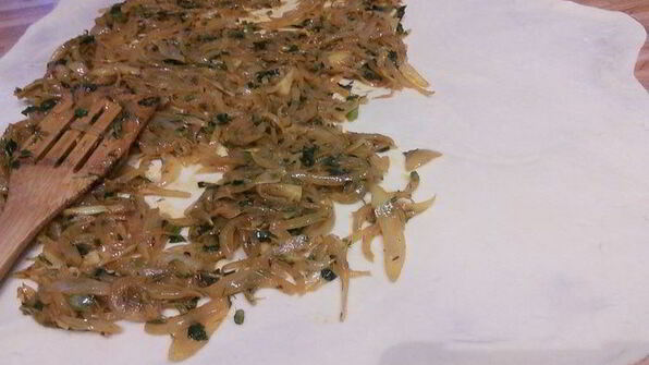 луковый штрудель на вытяжном тесте