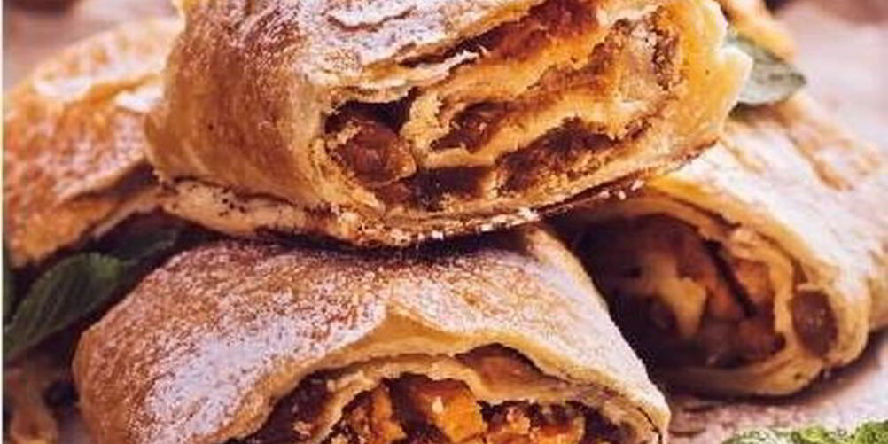 Рецепт штруделя из сухофруктов в пряничном соусе