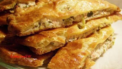 Штрудель из творожного теста с лососем