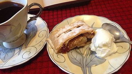 Штрудель с грушей и яблоком