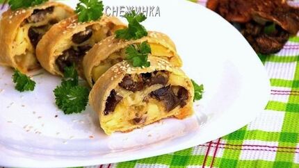 Штрудель с картофелем и грибами в сливочно-сырном соусе