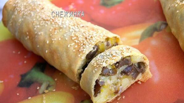 штрудель с картофелем и грибами в сливочно-сырном соусе