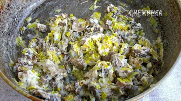 штрудель с картофелем и грибами в сливочно-сырном соусе