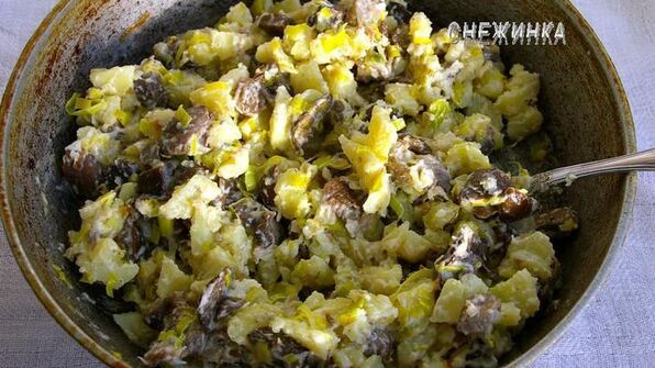 штрудель с картофелем и грибами в сливочно-сырном соусе