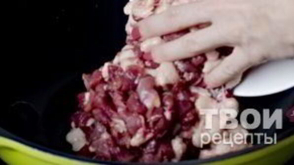 штрудель с уткой, грецкими орехами и клюквенным соусом