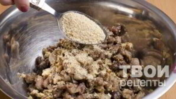 штрудель с уткой, грецкими орехами и клюквенным соусом