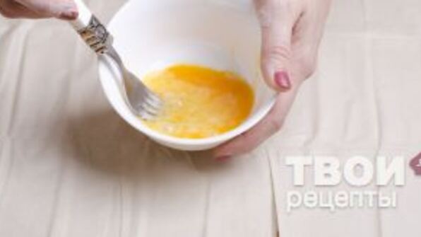 штрудель с уткой, грецкими орехами и клюквенным соусом