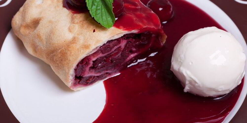 Рецепт штруделя с вишней и миндалем