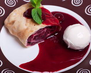 Штрудель с вишней и миндалем