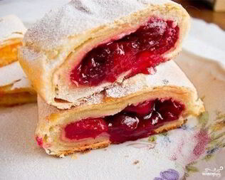 Штрудель с вишней классический