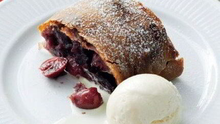 Штрудель с вишней