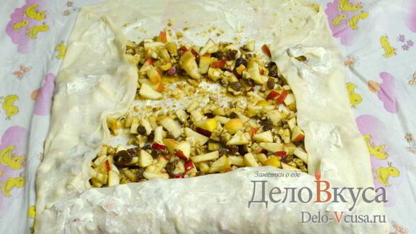 штрудель с яблоками, изюмом и грецкими орехами