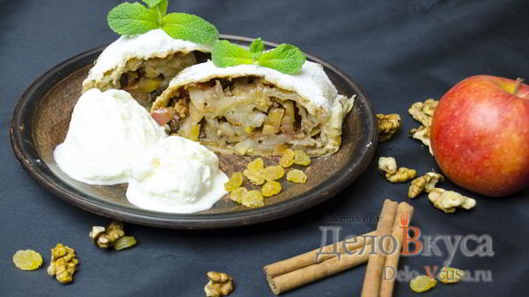 штрудель с яблоками, изюмом и грецкими орехами
