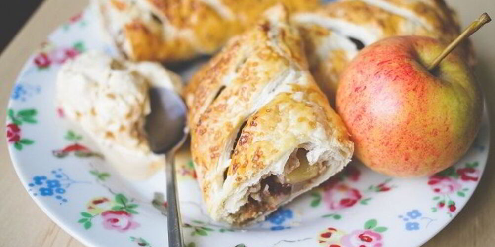 Рецепт штруделя яблочного из готового слоеного теста