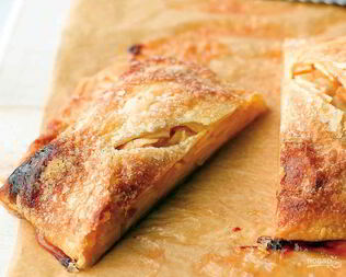 Штрудель яблочный из слоеного теста