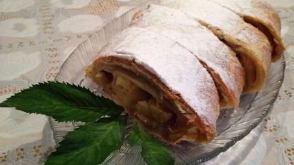 Слоеный штрудель с яблоками