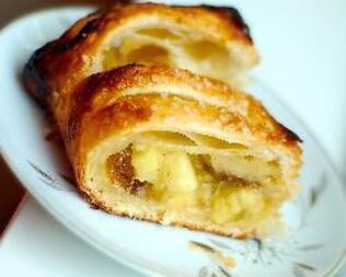 Яблочный штрудель из слоеного теста