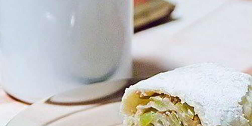 Рецепт яблочного штруделя с изюмом и корицей